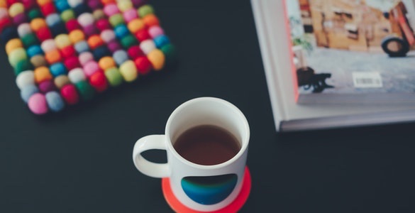 Cangkir kopi di meja kerja